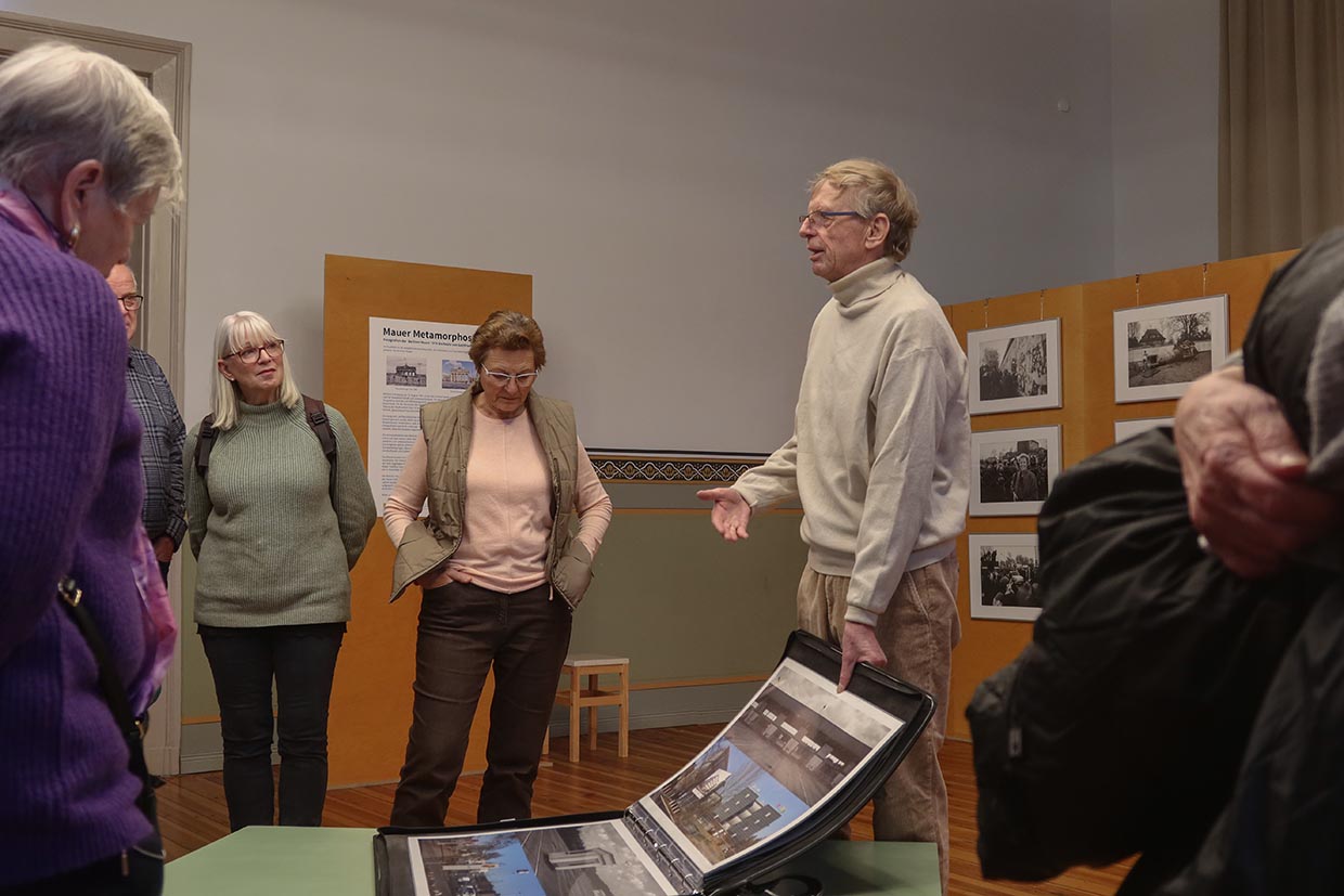 Gottfried Schenk bei einer Ausstellungsführung im Mitte Museum